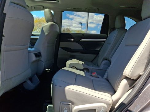 Certified 2019 Toyota Highlander XLE AWD/4WD image 13