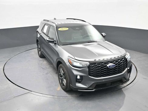 Used 2025 Ford Explorer ST-Line w/ ST-Line Street Pack AWD/4WD image 29