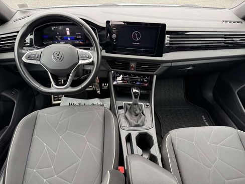 Used 2025 Volkswagen Jetta Sport image 11