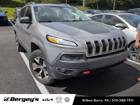 Used 2017 Jeep Cherokee Trailhawk AWD/4WD image 2