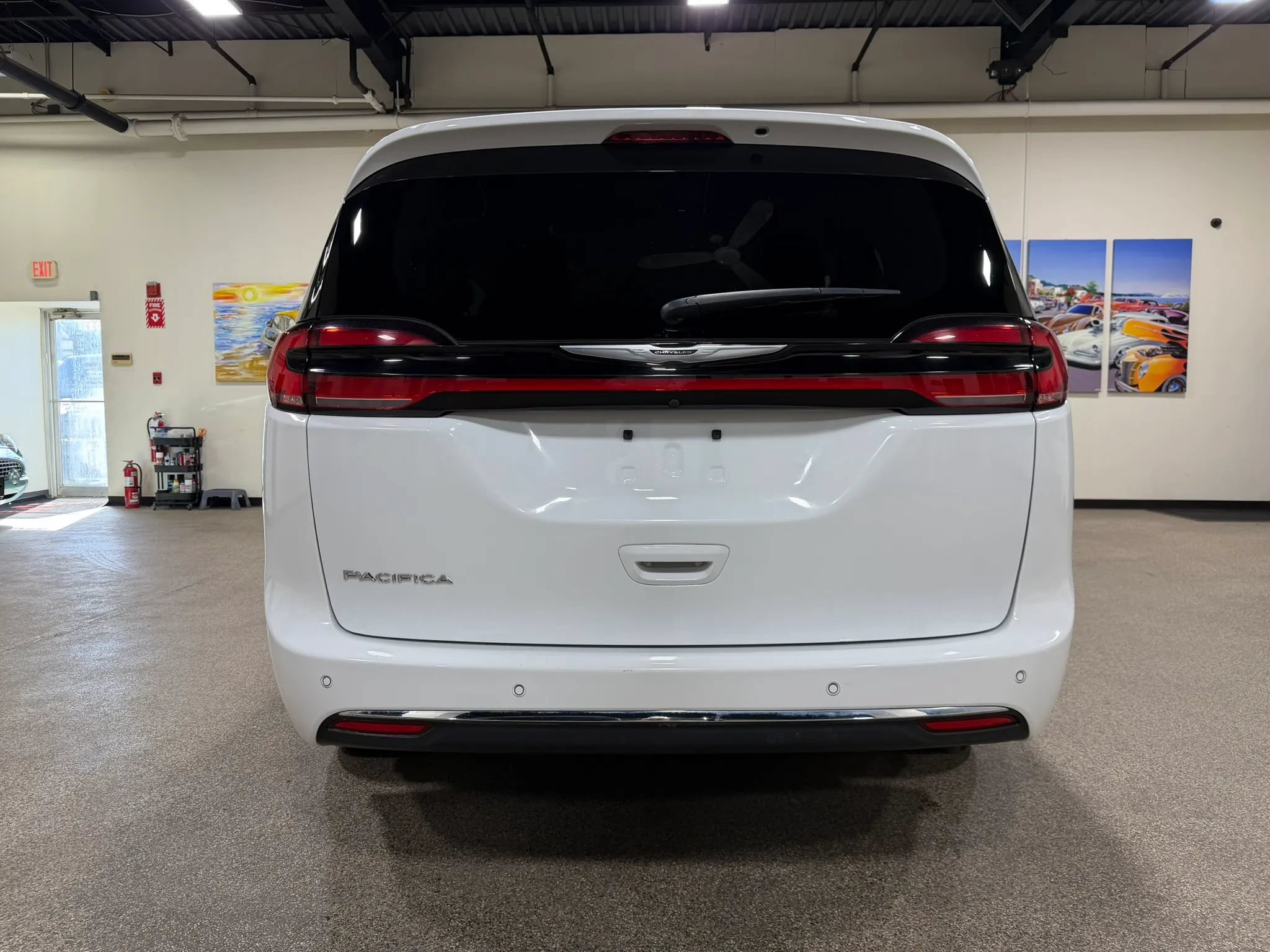 Used 2023 Chrysler Pacifica Touring-L FWD image 6