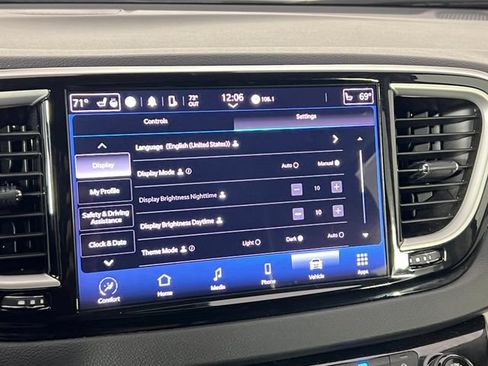 Used 2024 Chrysler Pacifica Touring-L FWD image 35