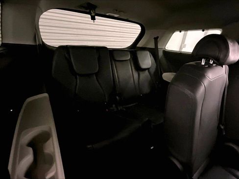 Used 2024 Kia Carnival EX image 27