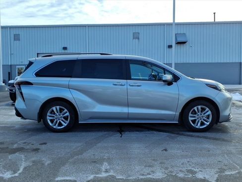 Certified 2025 Toyota Sienna XLE image 7