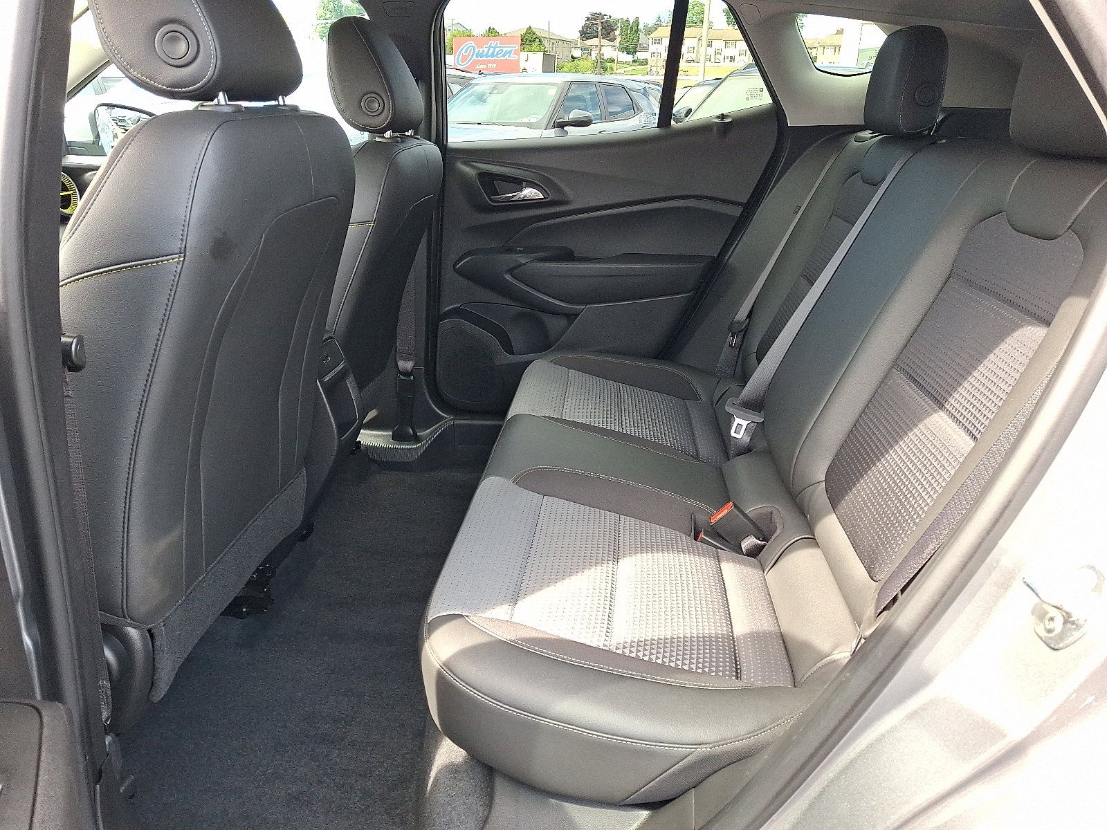 Used 2025 Chevrolet Trax LT FWD image 11