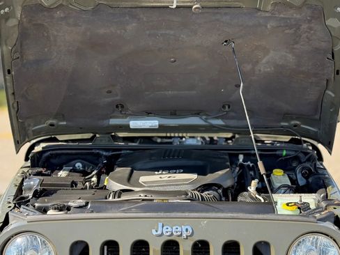Used 2015 Jeep Wrangler Unlimited Sahara w/ Connectivity Group AWD/4WD image 27