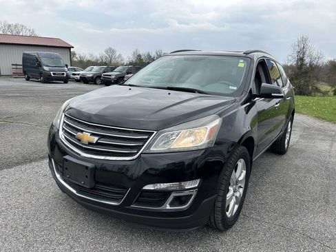 Used 2017 Chevrolet Traverse LT w/ Style and Technology Package FWD image 2