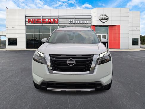 Used 2025 Nissan Pathfinder SL AWD/4WD image 8