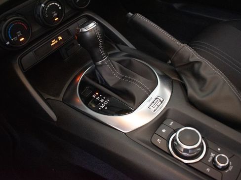 Used 2021 MAZDA MX-5 Miata Club RWD image 18