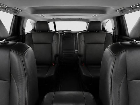 Used 2019 Toyota Highlander XLE FWD image 17