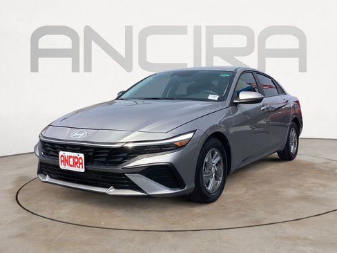Used 2025 Hyundai Elantra SE w/ Cargo Package FWD image 9