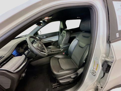 Used 2025 Jeep Compass Latitude image 13