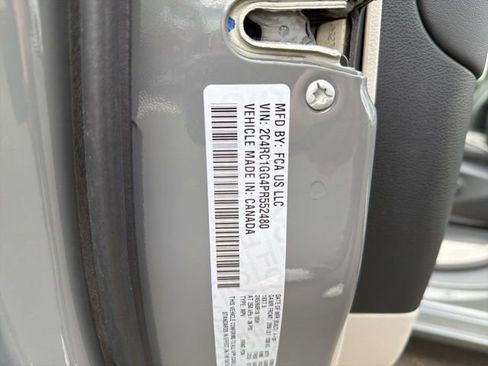 Used 2023 Chrysler Pacifica Limited image 32