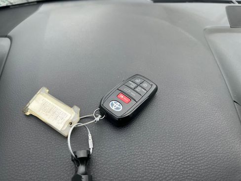 Used 2024 Toyota Sienna XLE image 22