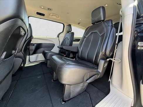 Used 2023 Chrysler Pacifica Touring-L FWD image 21