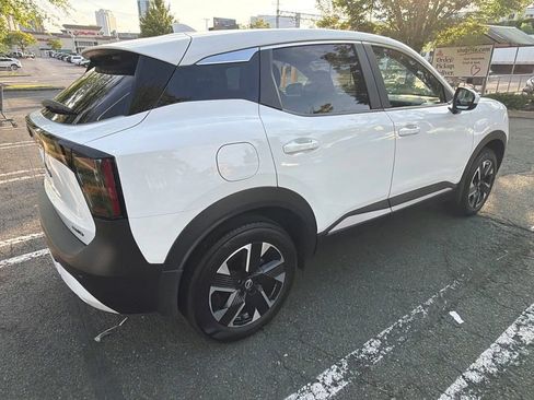 Used 2025 Nissan Kicks SV AWD/4WD image 5