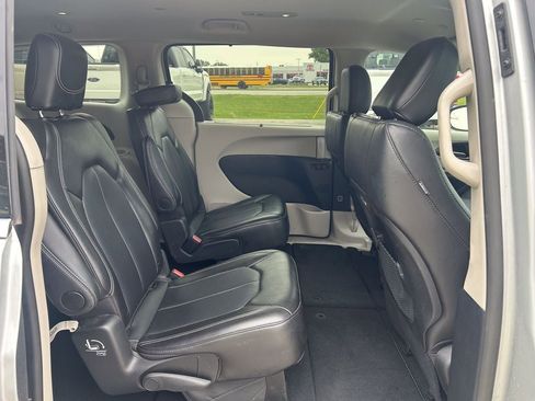 Used 2024 Chrysler Pacifica Touring-L FWD image 20