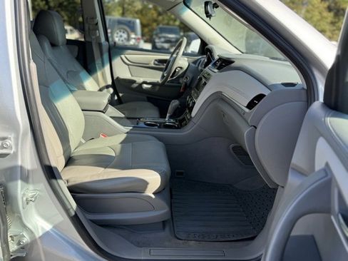 Used 2017 Chevrolet Traverse LT w/ Style and Technology Package image 22