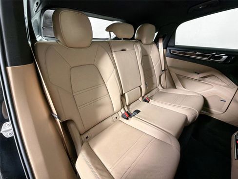 Certified 2022 Porsche Cayenne Platinum Edition AWD/4WD image 27