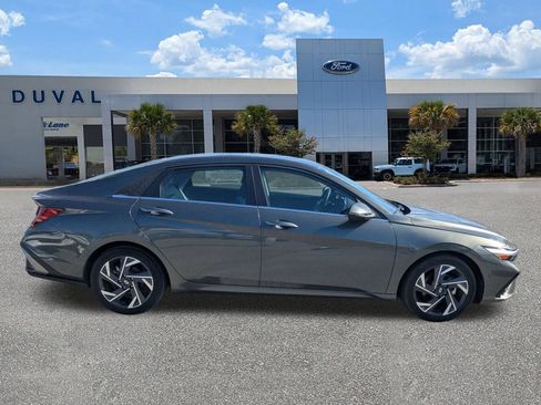 Used 2025 Hyundai Elantra Limited FWD image 3