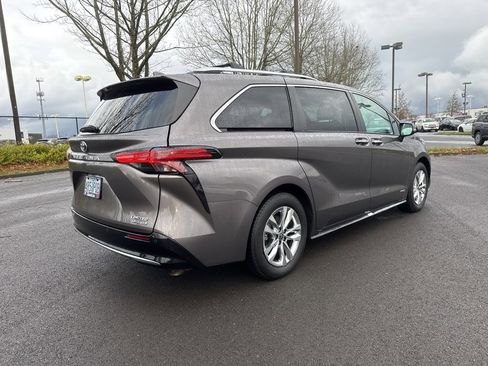 Used 2021 Toyota Sienna Limited image 7