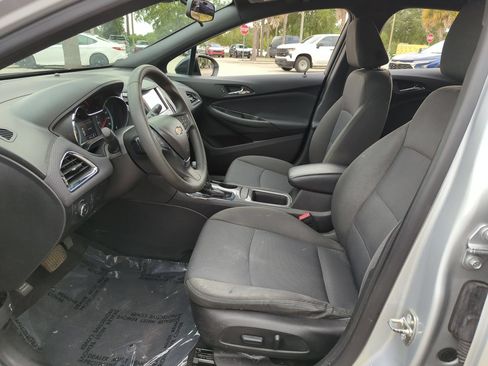 Used 2018 Chevrolet Cruze LT w/ Convenience Package FWD image 17