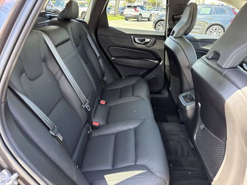 Used 2022 Volvo XC60 B5 Momentum w/ Climate Package FWD image 27