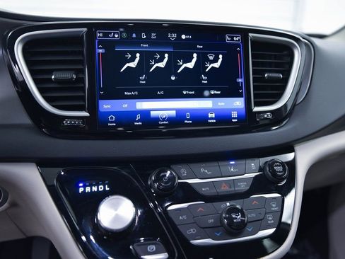 Used 2023 Chrysler Pacifica Touring-L image 22