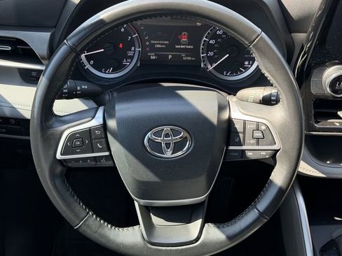 Used 2023 Toyota Highlander LE FWD image 11