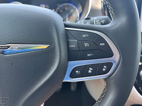 Used 2024 Chrysler Pacifica Touring-L FWD image 21
