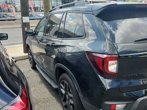 Used 2025 Honda Passport Black Edition image 2