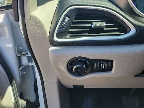Used 2024 Chrysler Pacifica Touring-L FWD image 21