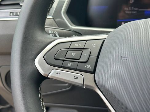 Used 2023 Volkswagen Tiguan SE w/ Panoramic Sunroof Package FWD image 23
