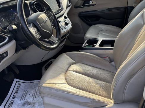 Used 2021 Chrysler Pacifica Touring-L FWD image 10