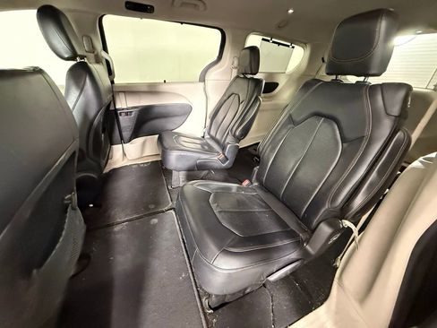 Used 2019 Chrysler Pacifica Touring-L image 12