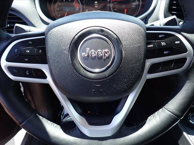 Used 2018 Jeep Cherokee Latitude Plus w/ Cold Weather Group AWD/4WD image 16