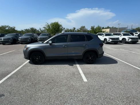 Certified 2025 Volkswagen Taos SE w/ Panoramic Sunroof Package FWD image 5