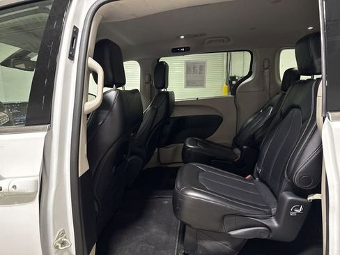 Used 2023 Chrysler Pacifica Touring-L FWD image 22