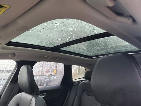 Used 2025 Volvo XC60 B5 Plus image 13