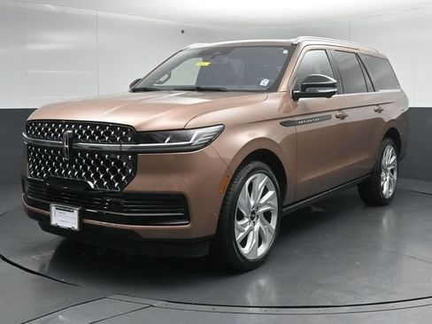 Certified 2025 Lincoln Navigator Black Label AWD/4WD image 3