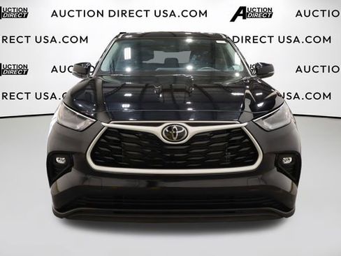 Used 2024 Toyota Highlander FWD image 3