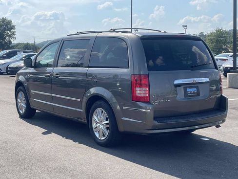 Used 2010 Chrysler Town & Country Touring FWD image 5