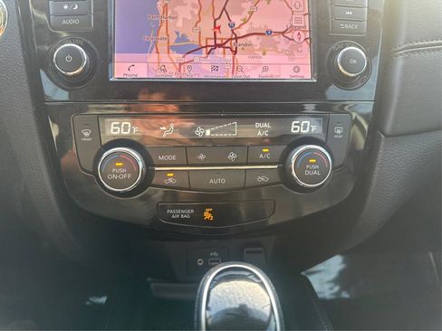 Used 2018 Nissan Rogue SL FWD image 22