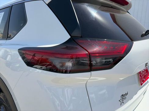 Used 2024 Nissan Rogue S AWD/4WD image 19
