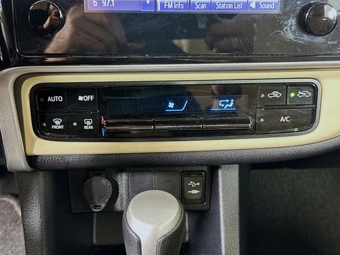 Used 2018 Toyota Corolla LE FWD image 23