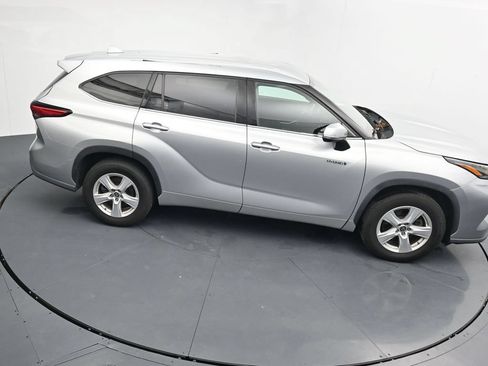 Used 2021 Toyota Highlander LE FWD image 17