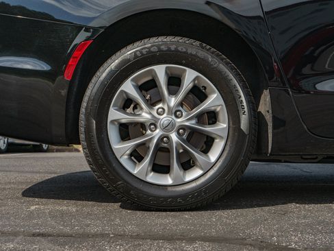Used 2024 Chrysler Pacifica Touring-L AWD/4WD image 10