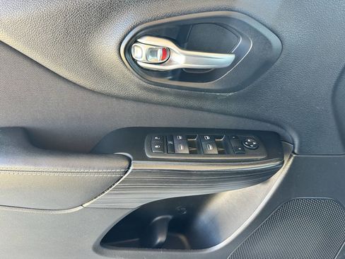 Used 2015 Jeep Cherokee Sport image 10