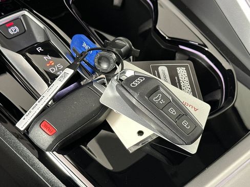 Used 2025 Audi Q5 Premium w/ Convenience Package image 24