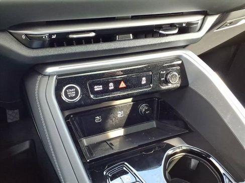 Used 2025 Audi Q5 Premium w/ Convenience Package image 19